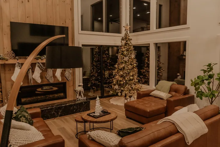 Salón preparado con un ambiente festivo coordinado