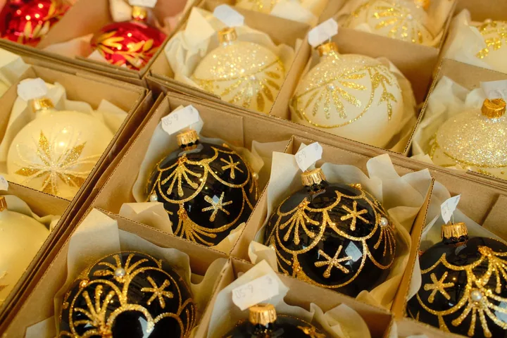 Cajas y decoración listas para un montaje estacional
